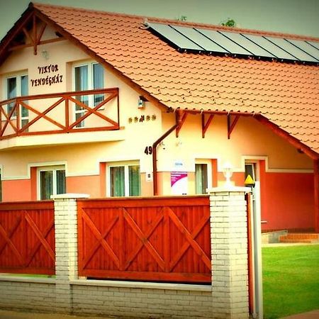 Viktor Vendégház és Apartmanház Baktaloranthaza Exterior foto