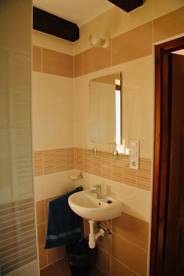 Viktor Vendégház és Apartmanház Baktaloranthaza Exterior foto