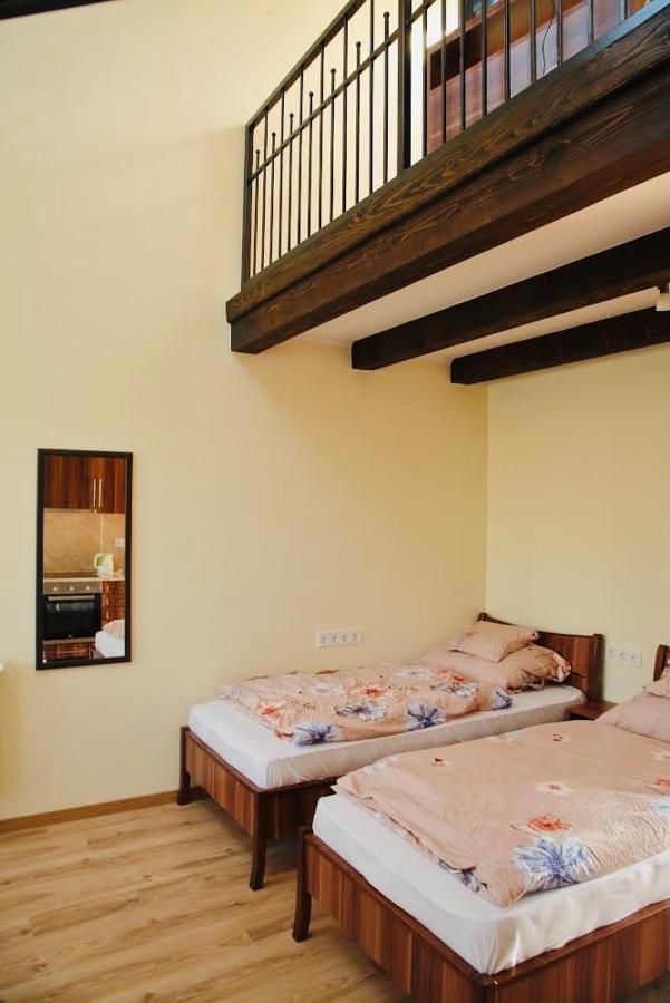 Viktor Vendégház és Apartmanház Baktaloranthaza Exterior foto